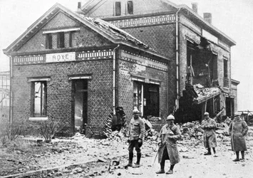 Uszkodzony dworzec kolejowy w Roye, Francja, I wojna światowa, 1918, ok. 1920