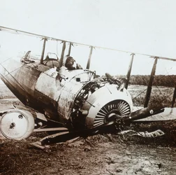 Martwy pilot zestrzelonego samolotu Salmson, c1914-c1918