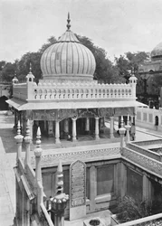 Delhi. - Grobowce Nizam-ud-din i księżniczki Jahanara, zm. 1910.