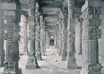 Delhi. Korytarz Filarów Hinduskich w Meczecie Kutub, ok. 1910.