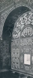 Delhi. Rzeźbiony marmurowy parawan łuski sprawiedliwości, przez który przyjmowano petycje, c1910.