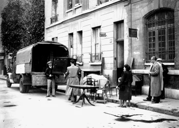 Dostawa mebli skonfiskowanych Żydom ofiarom bombardowania RAF, Paryż, kwiecień 1942