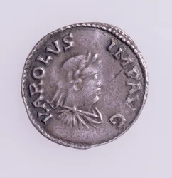 Denier Karola Wielkiego (742-814) awers przedstawiający portret Karola Wielkiego, mennica Quentovic 768-814 (srebro) (odwrotnie patrz: 110164)