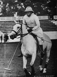 Mimo ciężkich obowiązków nie można było pominąć ulubionej gry w polo, lata 30., 1945