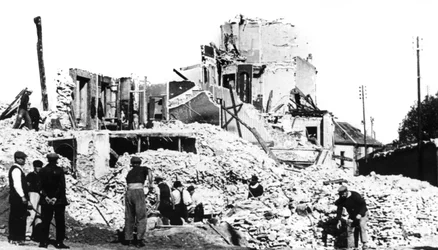 Zniszczony budynek, wyzwolenie Francji, St Cyr, sierpień 1944