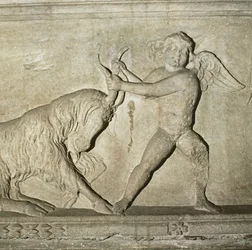 Fragment greckiego sarkofagu z Lidii, przedstawiający putto walczące z kozą (marmur)
