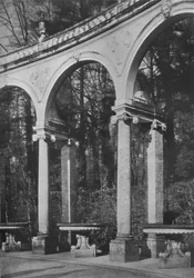 Fragment kolumnady i fontann, Świątynia Muzyki, Wersal, Francja, 1924
