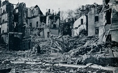 Zdewastowane budynki, z wewnętrznego ogrodu Świątyni, 1941