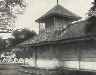 Dewale patrz ilustracja 58 w Dagoba Świętego Zęba w Kandy, 1926