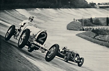 Earl Howe i Sir Henry Birkin ścigają się na Brooklands, 1937