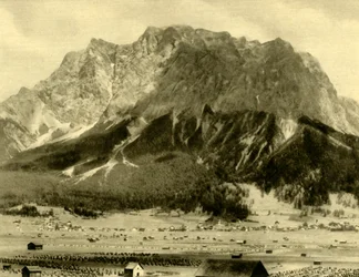Ehrwald i góry Wetterstein, Tyrol, Austria, c1935.