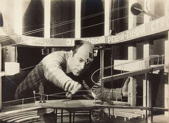 El Lissitzky przy scenografii, Teatr Meyerhold, 1929.
