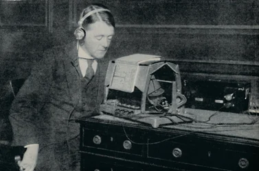 Elektryczność przekształca drukowany świat w dźwięk dla niewidomych, c1935