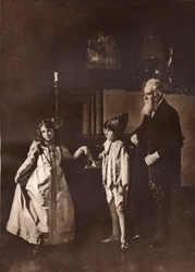 Elżbieta Angela Marguerite Bowes-Lyon na lekcji tańca z bratem, 1909
