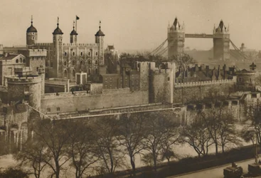 Oblężone wały w Tower of London Widziany poziom na poziomie z wysokich magazynów Tower Hill