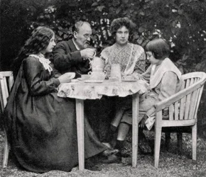 Emile Zola, francuski powieściopisarz, z rodziną, 1899