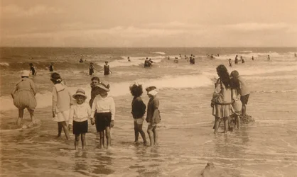 Dzieci w kąpieli, Kąpiel dzieci, ok. 1900.