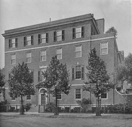 Front wejściowy na East 57th Street, dom pani WK Vanderbilt, Nowy Jork, 1924