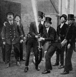 Strażacy-amatorzy z Etons ćwiczący wiertło do węży, Berkshire, ok. 1922 r.