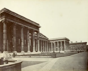 Zewnętrzna część Muzeum Brytyjskiego, Great Russell Street, Londyn, 1887