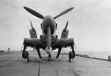Samolot Fairey Firefly gotowy do transportu do windy hangarowej, HMS Venerable, 1945