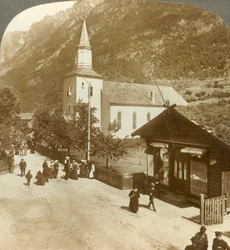 Rodziny i sąsiedzi w letni niedzielny poranek w wiejskim kościele, Odde, Norwegia, ok. 1905 r.