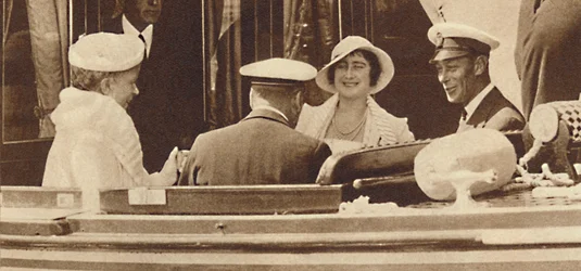 Rodzinny żart - opuszczanie królewskiego jachtu Albert i Victoria w Cowes, c1935 1937