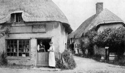 Rodzinny sklep spożywczy, róg Bradford Peverell, Wessex, ok. 1922 r.