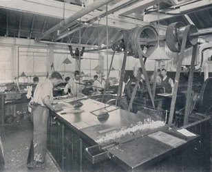 Operacje końcowe w odlewni. Przycinanie płyt i wykończenie, 1917