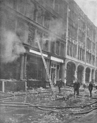 Strażacy walczą z pożarem miasta, 1940, 1940