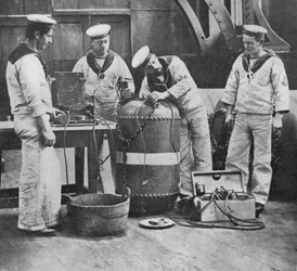 Montaż elektrycznej kopalni kontaktowej, 1914