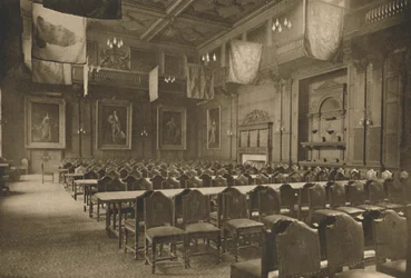 Wielka sala z flagą, w której bankiety urządza potężna firma spożywcza, ok. 1935 r.