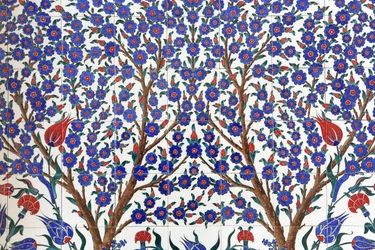 Kwiaty. Jeden z 80 paneli Iznikpanels - bogato zdobionych płytek ceramicznych popularnych w XVI wieku - które są charakterystyczne dla budynków cesarskich i sakralnych Stambułu. Meczet Szejka Zayeda. 1995. Emirat Abu Zabi
