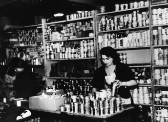 Sklep spożywczy w okupowanym Paryżu, ok. 1941 r.