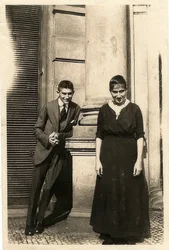Franz Kafka z siostrą Ottlą przed domem Oppeltów w Pradze, około 1914