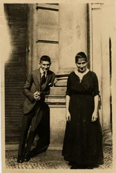 Franz Kafka z siostrą Ottlą przed Oppelt House w Pradze