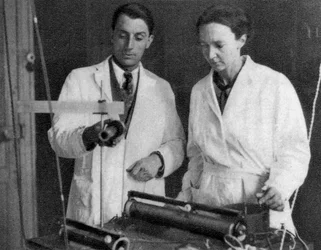 Frederic Joliot i Irene Joliot-Curie, francuscy naukowcy, 1935