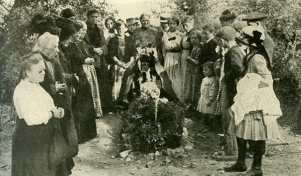 Cywile francuscy przy grobie żołnierza, 1914, ok.1920.