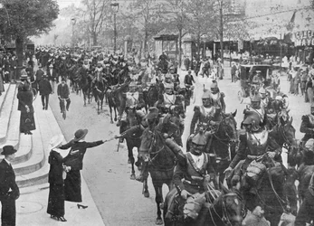 Francuscy kirasjerzy jadący ulicami Paryża w drodze na front, 1914