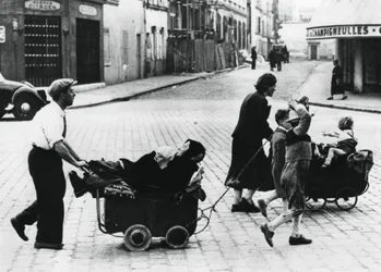 Francuscy uchodźcy powracający do domu po upadku Francji w ręce Niemców, Francja, lipiec 1940