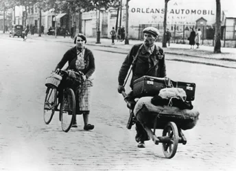 Francuscy uchodźcy powracający do domu po upadku Francji przez Niemców, Paryż, lipiec 1940