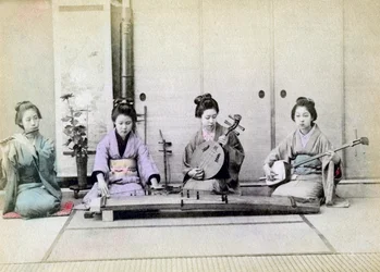 Gejsza grająca na tradycyjnych instrumentach muzycznych, Japonia, 1880