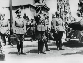 Generał von Bock pozdrawiający niemieckie wojska paradujące za Łukiem Triumfalnym, Paryż, 14 czerwca 1940 r