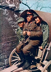 Niemieckie wojska alpejskie na wozie z bułgarskim żołnierzem, Dolina Strumy, Bułgaria, 1941