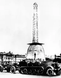 Artyleria niemiecka przejeżdżająca przez Place de la Concorde, Paryż, 1940