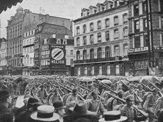 Piechota niemiecka wkraczająca do Brukseli w deszczu, 1914