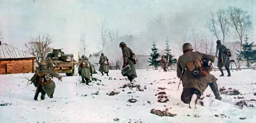 Piechota niemiecka podążająca za czołgiem w kierunku Moskwy na śniegu, Rosja, 1941