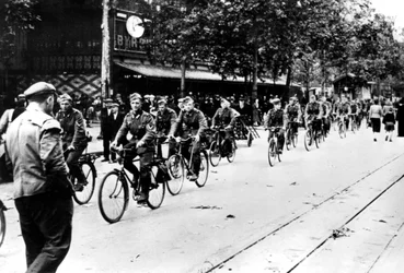 Żołnierz niemiecki na rowerze ulicami Paryża, czerwiec 1940