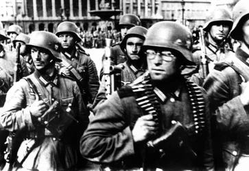 Żołnierze niemieccy maszerujący w Paryżu, 14 czerwca 1940