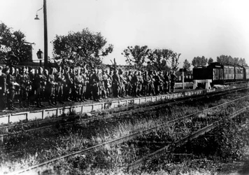 Żołnierze niemieccy na peronie oczekującym na transport, Francja, sierpień 1940